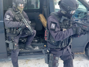 Nebezpečný muž vyhrožoval prodavačce. Zásahovka ho zadržela na Jistebnicku