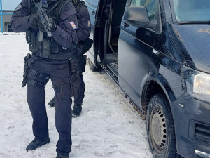 Nebezpečný muž vyhrožoval prodavačce. Zásahovka ho zadržela na Jistebnicku