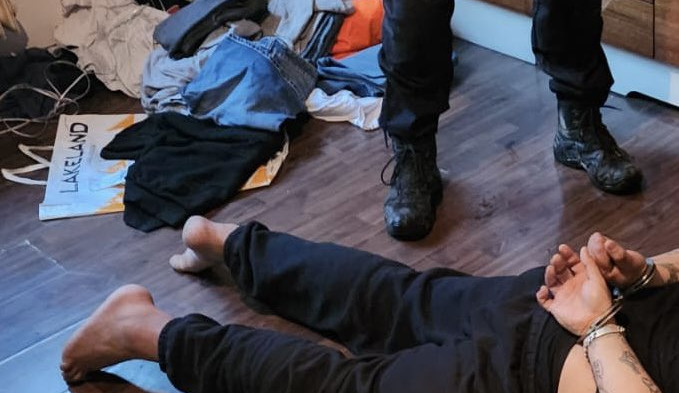 Zásahovka zadržela muže, který měl vyhrožovat zbraní. Ukrýval se v Táboře