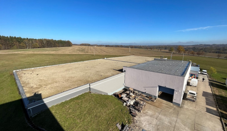 Čerpací stanice Hosín II – pohled na akumulační nádrže a armaturní komoru