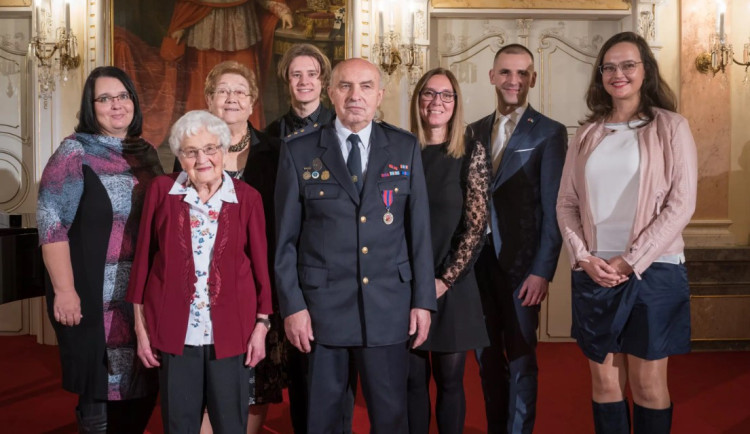 VIDEO: Osm dobrovolníků z regionu obdrželo cenu Křesadlo. Například za pomoc uprchlíkům z Ukrajiny