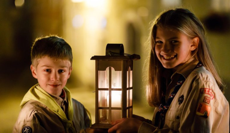 TIP NA VÍKEND: Betlémské světlo zítra dopoledne dorazí na Moravu. Rozvážejí ho skauti