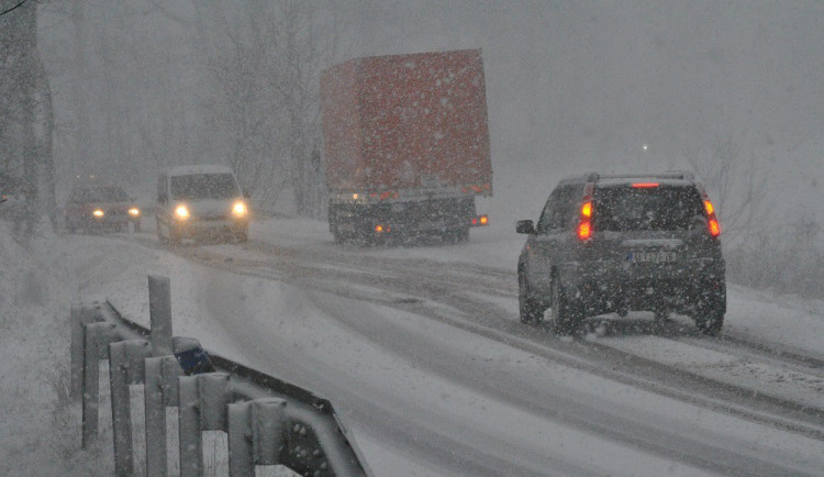 Česko v pátek zasype sníh, meteorologové varují před komplikacemi v dopravě