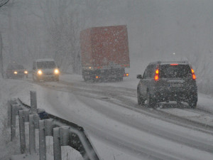 Česko v pátek zasype sníh, meteorologové varují před komplikacemi v dopravě