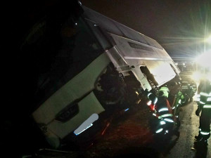 U Českých Budějovic havaroval autobus s více než 40 lyžaři