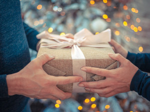 Lidé za Vánoce utratí kolem 13 tisíc korun. Někteří si na dárky půjčují