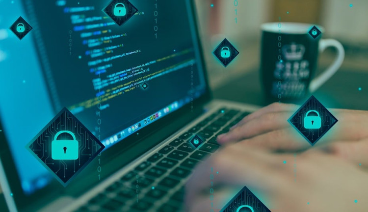 Po svém podřízeném chtěl odeslat více než milion korun na zahraniční účet. Šlo o podvodníka