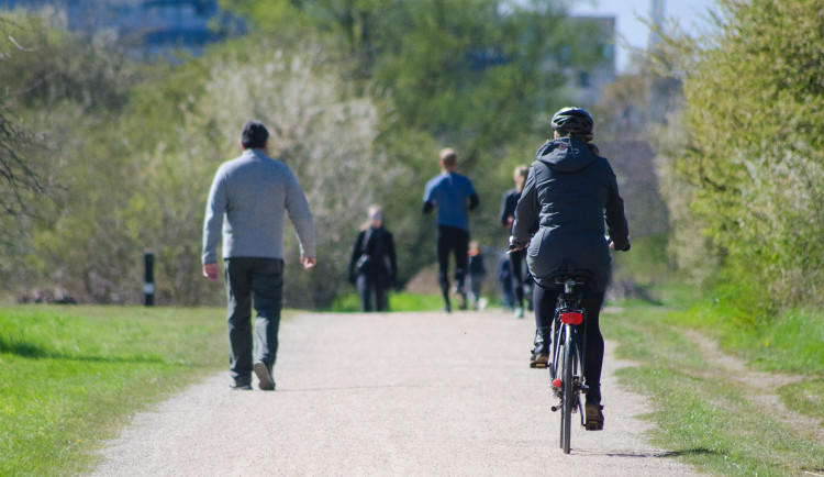 Modernizace železniční trati umožní v Bubenči vznik stezky pro chodce i cyklisty