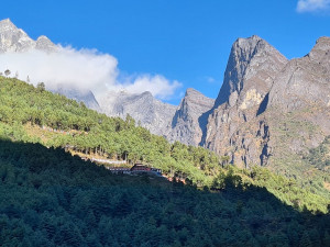 SAMA V NEPÁLU:  Cesta z Lukly do Monjo aneb zvířecí bobky a moč