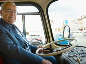 Václav Filip začal 19. prosince 1972 jezdit u budějovického dopravního podniku se škodou RTO. (Foto: youtube.com, Bus Salon Sdružení dopravních podniků ČR)