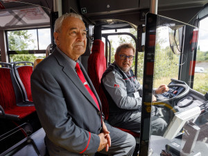 Václav Filip v DPMCB pracuje jako řidič a také instruktor trolejbusů. Do výcviku vzal v rámci natáčení pořadu Bus Salon i hudebníka a herce Václava Koptu. (Foto: Petr Zikmund, DPMCB)