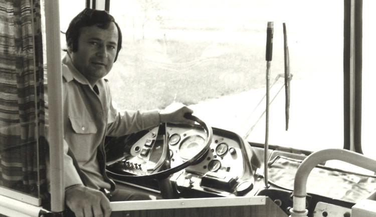 Václav Filip na dobové fotografii ve voze typu karosa ŠM11. (Foto: archiv DPMCB)