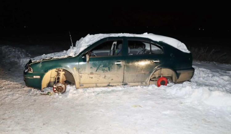 Mladík musel kvůli poruše zaparkovat auto na poli poblíž Vrbátek. Po třech dnech z něho byl vrak