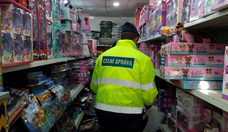 VIDEO: Na Mohelnicku celníci zabavili padělané kabelky a hračky za 800 tisíc korun. Šlo o světoznámé značky