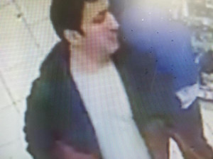 Zloději ukradli z drogerie dvanáct zubních kartáčků. Pátrá po nich policie