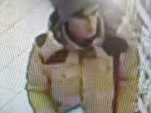 Zloději ukradli z drogerie dvanáct zubních kartáčků. Pátrá po nich policie