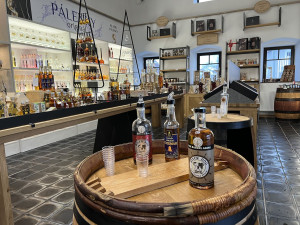 Z bývalé stodoly vyrostl stylový obchod Svachovka. Nabízí to nejlepší ze stejnojmenné destilérky i čokoládovny