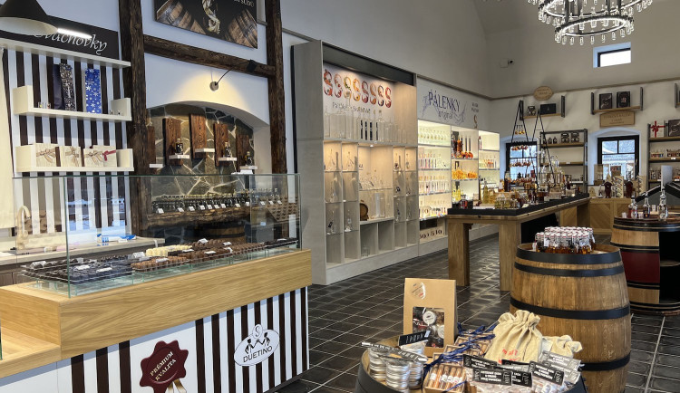 Z bývalé stodoly vyrostl stylový obchod Svachovka. Nabízí to nejlepší ze stejnojmenné destilérky i čokoládovny