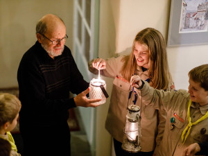 Z Palestiny až do Česka. Betlémské světlo každoročně na Vánoce rozzáří tisíce domovů