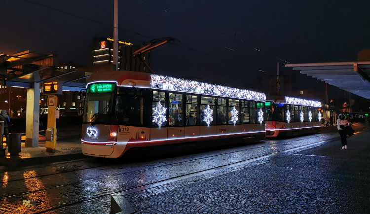 Olomouc opět soutěží o nejhezčí vánoční tramvaj. V anketě je přes třicet vozů z celé Evropy