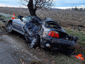 Mladý řidič narazil do stromu. Zdravotníci o jeho život bojovali desítky minut