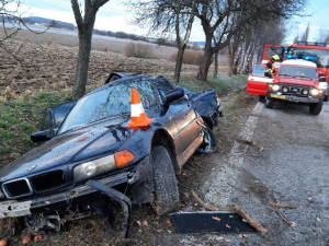 Mladý řidič narazil do stromu. Zdravotníci o jeho život bojovali desítky minut