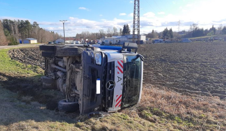 Popelářský vůz skončil po nehodě na poli
