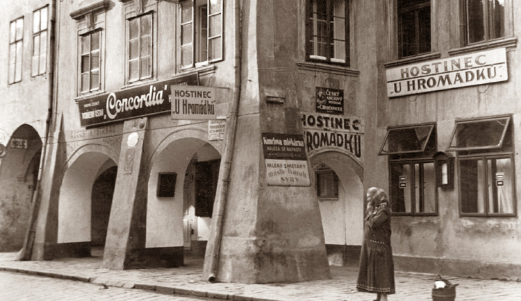 U Hromádků po roce 1930. Starší paní tiše čeká, asi na někoho v hostinci.