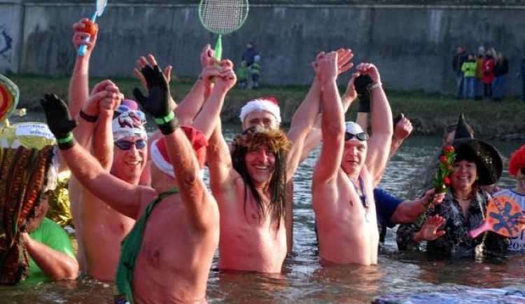 Poslední den roku nabízí silvestrovské závody v běhu nebo fotbálek. V Přerově se recesisté ponoří do Bečvy