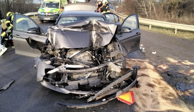 Při nehodě u Němčic nad Hanou se zranila desítka myslivců. Jeli na vlečce traktoru, do kterého narazilo auto