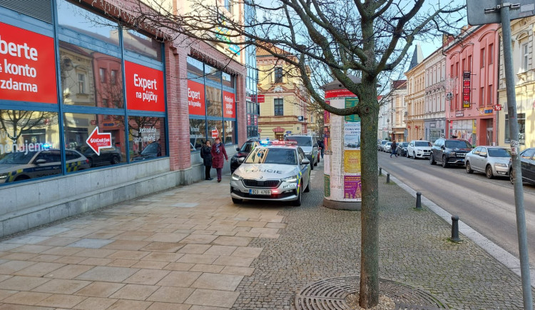 Žena zemřela po pádu ze střechy obchodního domu