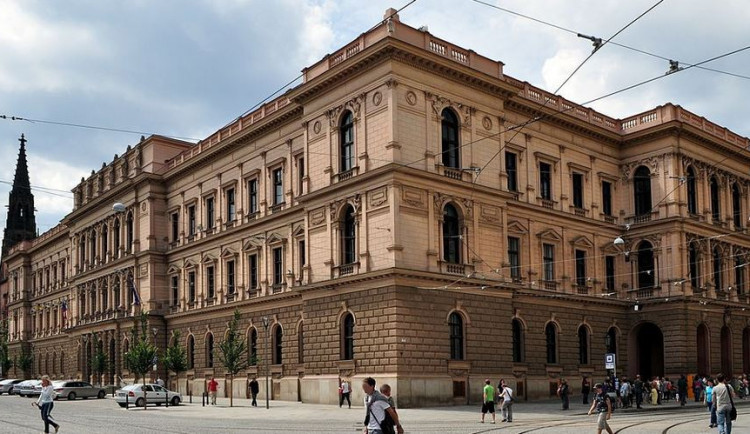 Učitelky propuštěné z budějcké obchodní akademie se zastal Ústavní soud
