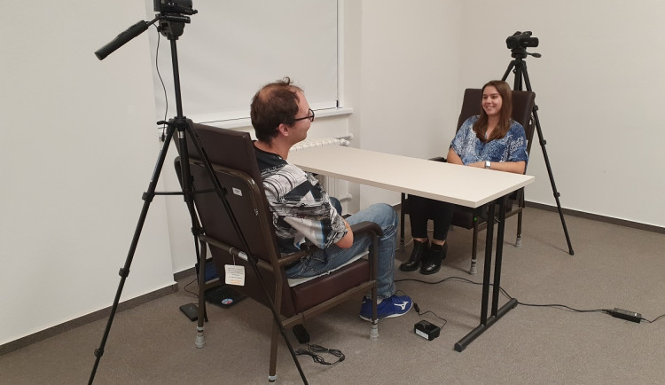 Proč si nerozumíme? Olomoučtí vědci budou zkoumat, jak emoce ovlivňují rozhovor. Hledají dobrovolníky