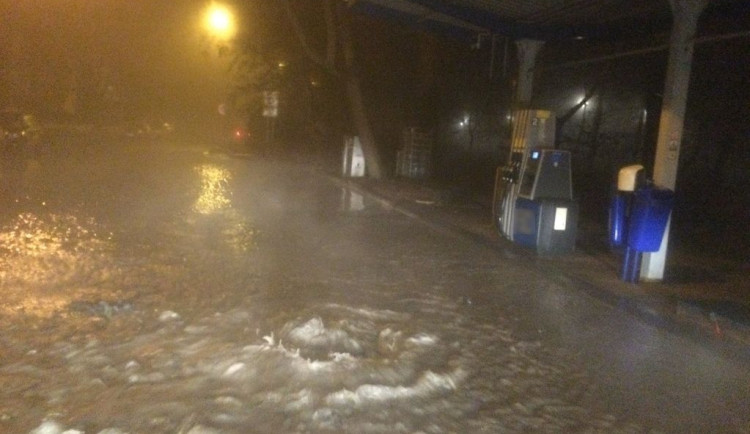 Voda z prasklého vodovodu zaplavila benzinku u Flory v Olomouci. Vodárny poruchu odstraní již odpoledne