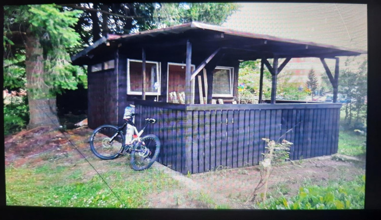 Během chvíle přišel majitel o kolo za 90 tisíc korun. Po zloději policie pátrá