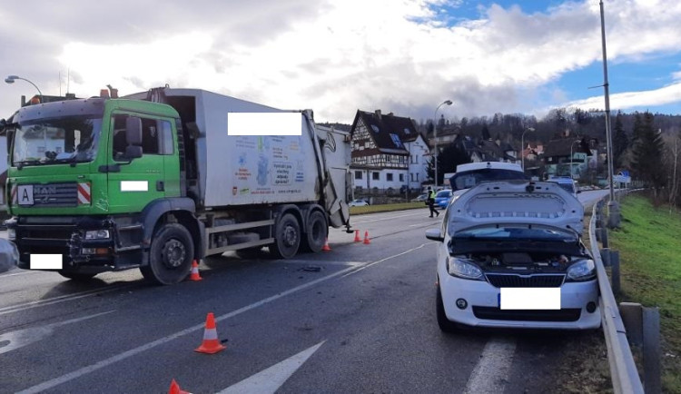 Ve Vimperku se srazilo osobní auto s popeláři. Dva lidé se těžce zranili