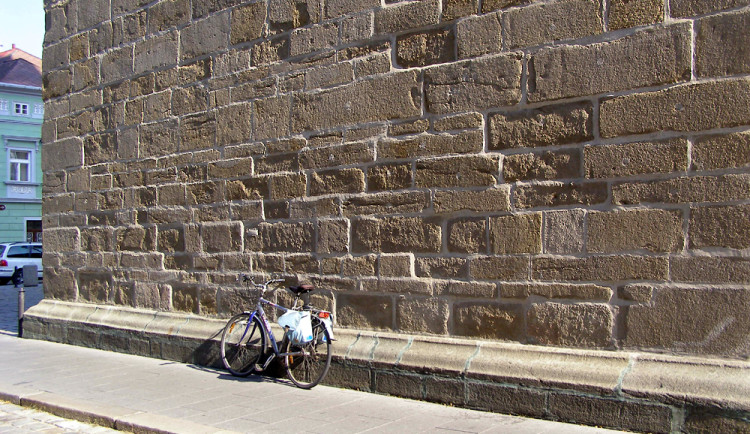 DRBNA HISTORIČKA: Jak se stavěla Černá věž? Málokdo si všimne kladení kvádrů