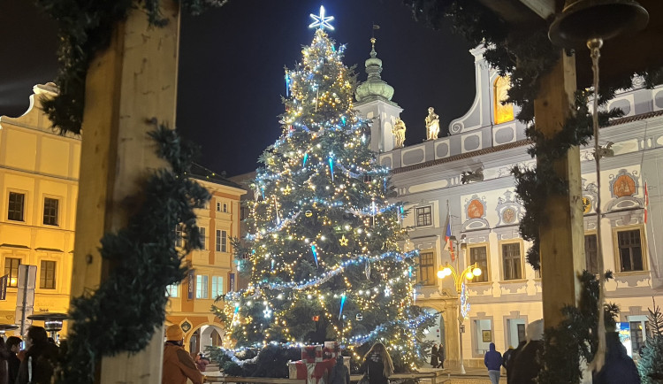 Třináctimetrová vánoční jedle zmizí z budějckého náměstí za týden