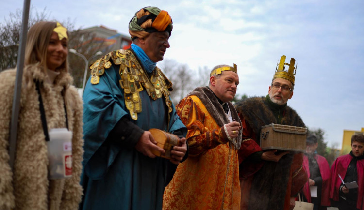 Tři králové prošli Olomoucí. Kostýmy oblékli hejtman, primátor a generální vikář olomoucké arcidiecéze