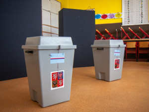 Prezidentské volby 2023: Volební drive-in stanoviště pro voliče v izolaci a přenosné urny
