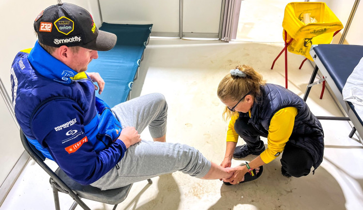 Michek i přes tvrdý dopad dokončil etapu jedenáctý. Padesát kilometrů jsem měl mžitky, hlásí