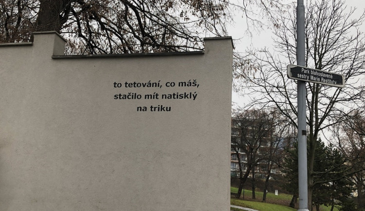 Lidé se kochají novým dílem brněnského Banksyho. Mluví o tetováních