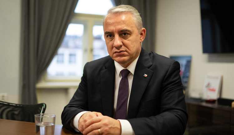 Na účtu Středuly, který odstoupil z prezidentské kampaně, zbylo pár tisíc. Utratil i pět milionů od Benýška