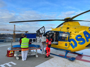 Kojence v kritickém stavu poprvé letecky transportovali do nemocnice v Motole
