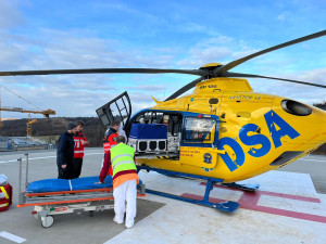 Kojence v kritickém stavu poprvé letecky transportovali do nemocnice v Motole
