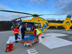 Kojence v kritickém stavu poprvé letecky transportovali do nemocnice v Motole