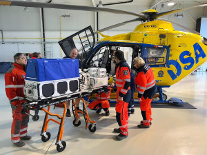 Kojence v kritickém stavu poprvé letecky transportovali do nemocnice v Motole