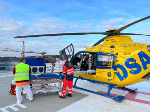 Kojence v kritickém stavu poprvé letecky transportovali do nemocnice v Motole