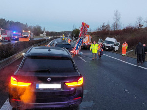 Náledí komplikuje dopravu na jihu Čech. Provoz na dálnici D3 zkomplikovala nehoda jedenácti vozidel