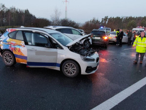 Náledí komplikuje dopravu na jihu Čech. Provoz na dálnici D3 zkomplikovala nehoda jedenácti vozidel